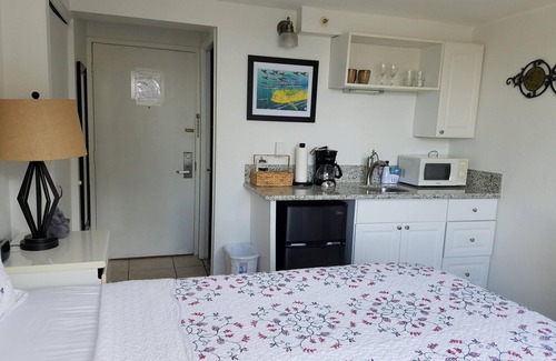 McCully - Moiliili Hotel | Clean, Comfortable and Cozy Waikiki Condo for Two!