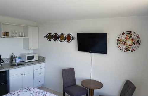 McCully - Moiliili Hotel | Clean, Comfortable and Cozy Waikiki Condo for Two!