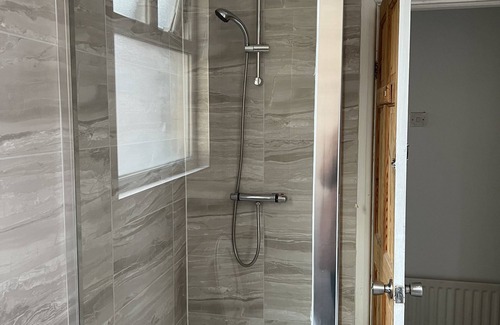 Coventry House | Clean comfortable double bed