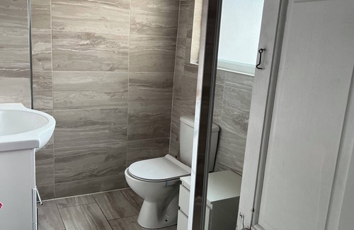 Coventry House | Clean comfortable double bed