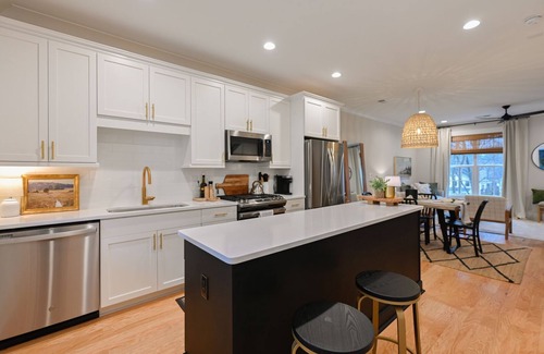 Hampton-Pinckney Historic District House | Clean & Comfortable - Walk to Downtown Greenville - Premier Host - Free Parking