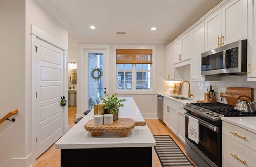 Hampton-Pinckney Historic District House | Clean & Comfortable - Walk to Downtown Greenville - Premier Host - Free Parking