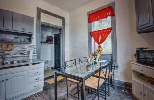 Cincinnati House | Clean Cozy Private Vacation Home w Grill Yard Free Parking OTR is 5 mi sleeps 6