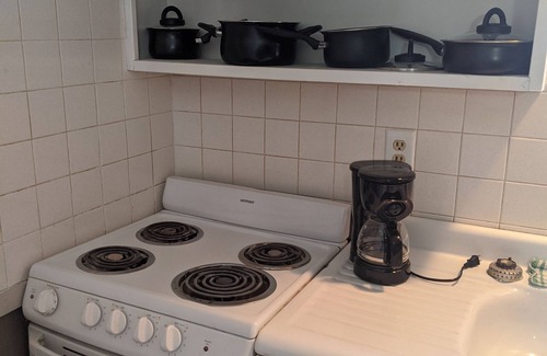 Cadiz Cabin | Clean, full kitchen, stand alone cabin