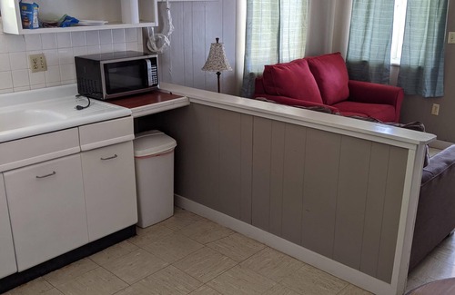 Cadiz Cabin | Clean, full kitchen, stand alone cabin adjoining Lake Barkley State Park