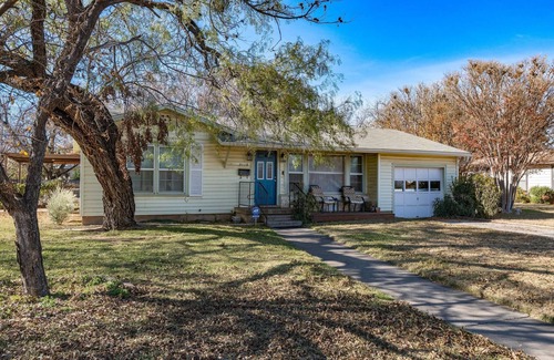 Over Place Area House | Clean & Happy beachvibes! Great yard & Firepit out back! Some pets welcome!