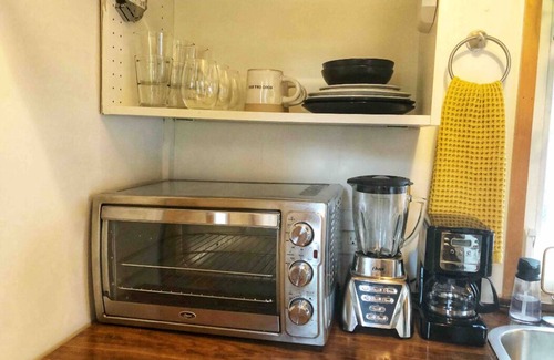 Blackshear-Prospect Hill Apartment | Clean, HGTV Tiny Home w/HOT TUB - 1 Mile to Downtown