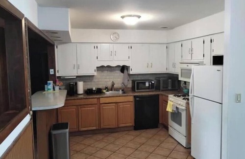 Arlington Heights House | Clean home in quiet neighborhood