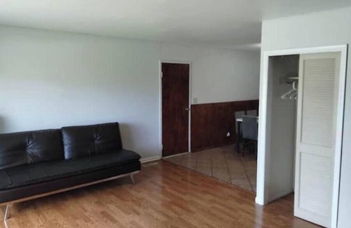 Arlington Heights House | Clean home in quiet neighborhood