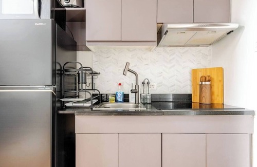 Forbes Park Condo | CLEAN Hotel Vibe with Golf View Loft at the HEART of BGC