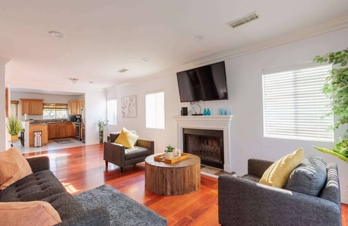 Reseda House | Clean Los Angeles Home with Pool, Air Conditioning, Fast Wifi Internet, Smart TV