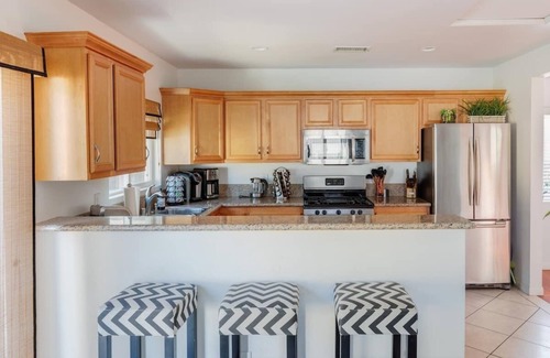 Reseda House | Clean Los Angeles Home with Pool, Air Conditioning, Fast Wifi Internet, Smart TV