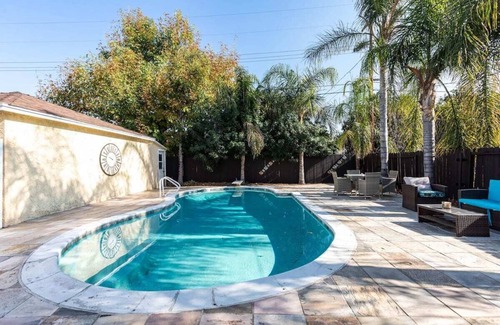 Reseda House | Clean Los Angeles Home with Pool, Air Conditioning, Fast Wifi Internet, Smart TV