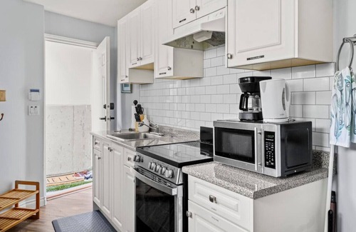 Burnaby House | Clean & Modern 1 Bedroom Suite