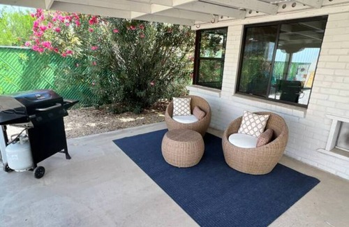 Samos House | Clean Modern Centrally Located Home - 5 mins to UofA & Downtown