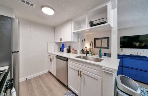 Hyde Park Apartment | Clean & modern close to Hospitals