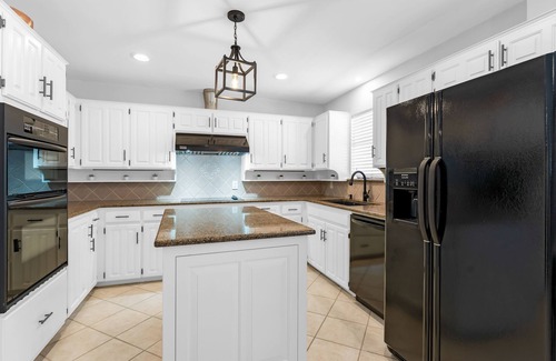 North Richland Hills House | Clean, modern, luxury 4 bed room home on the water with pingpong table/Smart TVs