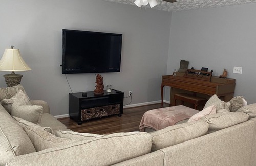 Union City House | Clean, Neat & Cozy Townhouse 15 min from Atlanta airport