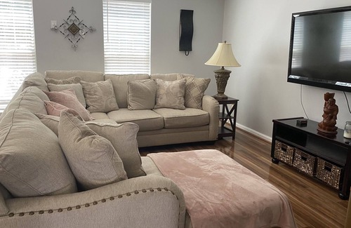 Union City House | Clean, Neat & Cozy Townhouse 15 min from Atlanta airport