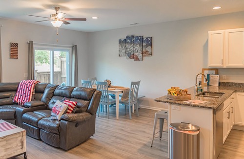 Hampstead House | Clean New Townhome: Comfort and Convenience Await!