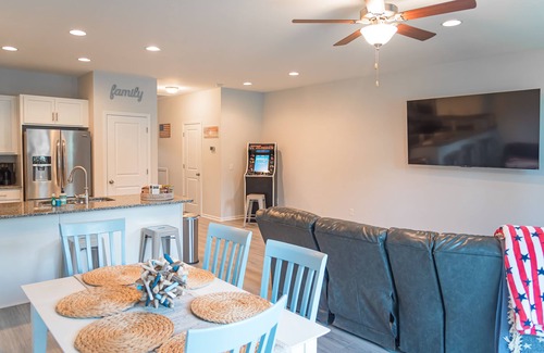 Hampstead House | Clean New Townhome: Comfort and Convenience Await!
