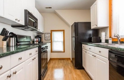 Libertyville Apartment | Clean Newly remodeled 2 bedroom apartment