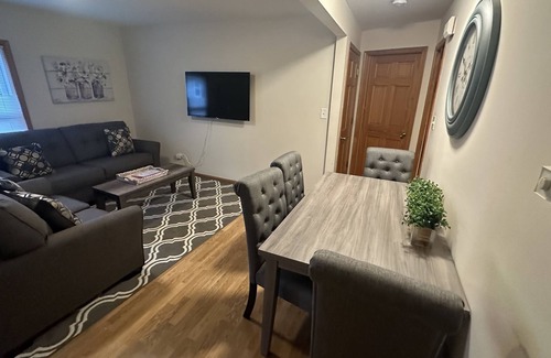 Libertyville Apartment | Clean Newly remodeled 2 bedroom apartment