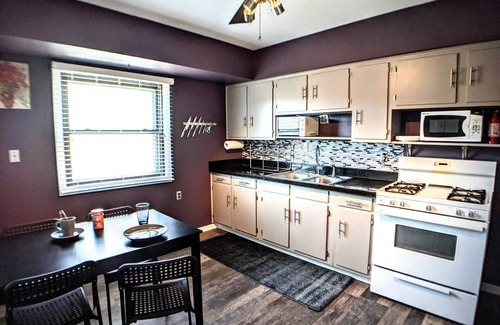 Milwaukee House | Clean Quiet Pet Friendly Traveler's Oasis near hospitals & airport