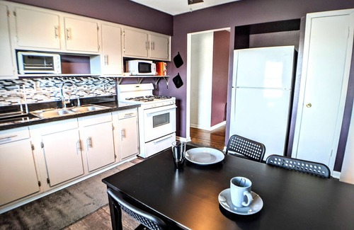 Milwaukee House | Clean Quiet Pet Friendly Traveler's Oasis near hospitals & airport
