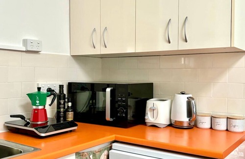 Balmain House | Clean safe easy - city/ICC 4 stops! 3 Br 6 beds