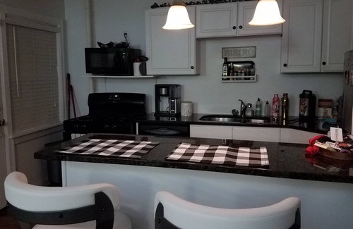 Country Club Plaza Area Condo | Clean, Safe, & Ultimate Kansas City Location! Great for traveling nurse/couples