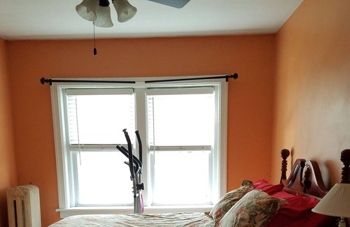 Country Club Plaza Area Condo | Clean, Safe, & Ultimate Kansas City Location! Great for traveling nurse/couples