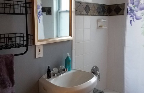 Country Club Plaza Area Condo | Clean, Safe, & Ultimate Kansas City Location! Great for traveling nurse/couples
