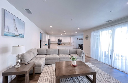 Ontario House | Clean& Spacious family home