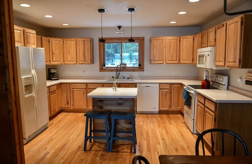 Tomahawk Cabin | Clear Lake Cabin & Sandy Beach close to Tomahawk
