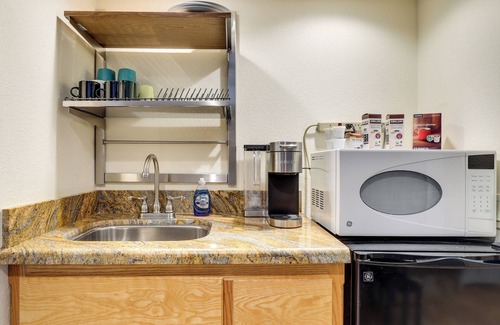Clear Lake Apartment | Clear Lake Getaway w/Pool Access, Near Beaches!