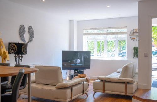 London Borough of Bromley Apartment | Cleave House - Chic & Stylish 3 bed house