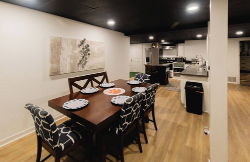 Clemson Apartment | Clemson 3BR Family-Friendly Near Stadium with 75” TV and Indoor Putt Green