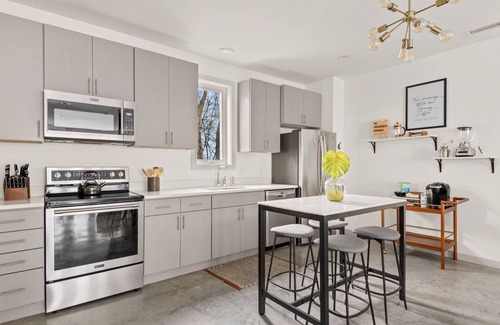 Maxwell House | Cleo Miller ~ Fabulous Condo ~ Prime Location ~ Balcony ~ Near Downtown & Broadway ~ East Nashville