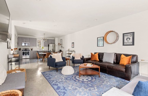 Maxwell House | Cleo Miller ~ Fabulous Condo ~ Prime Location ~ Balcony ~ Near Downtown & Broadway ~ East Nashville