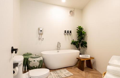 Chiang Mai Villa | CLEOPATRA POOL VILLA I Prime Location - Near The Famous Night Bazzar, 5 Minutes from the old city I Daily Housekeeping