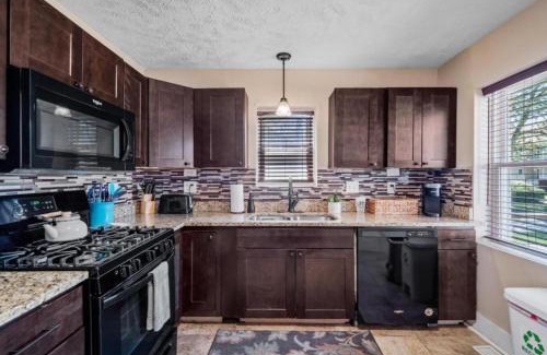 Cleveland House | Cleveland 3 Bedroom, 10 Mins to Downtown
