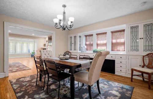 Cleveland House | Cleveland 3 Bedroom, 10 Mins to Downtown