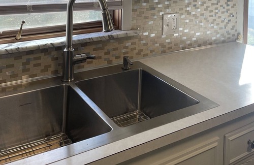 South Euclid House | Cleveland suburban comfort near schools/hospitals and attractions