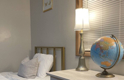 South Euclid House | Cleveland suburban comfort near schools/hospitals and attractions
