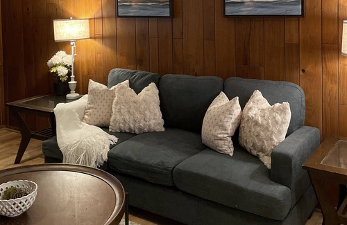 South Euclid House | Cleveland suburban comfort near schools/hospitals and attractions