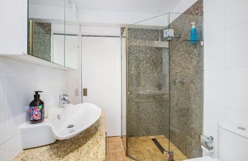 North Curl Curl Apartment | Cliff Top Hideaway - Ocean Views