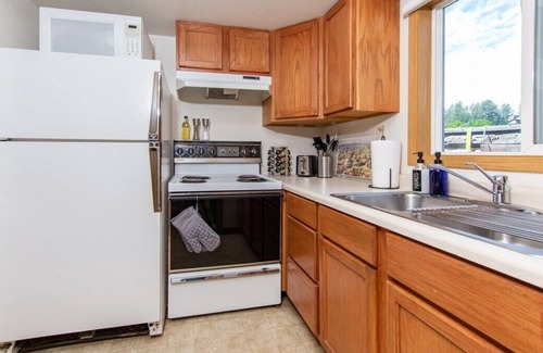 Rimrock Apartment | *Cliff View Apts #3*King Bed*Private Balcony*