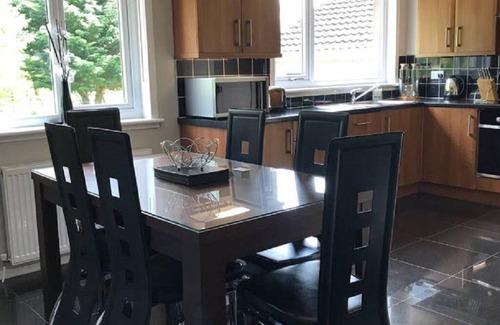 Perth House | Cliff View, Free Parking, Free WiFi,