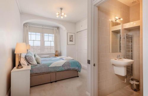Cowes House | Cliffhanger 18 Castle Road